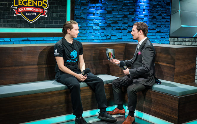 Exhaustos pero felices, los chicos de ROCCAT consiguen una victoria muy importante para su campaña / Imagen: Riot Games