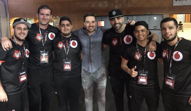 Ocelote con el equipo de CS:GO de G2 Vodafone / Foto propiedad de G2