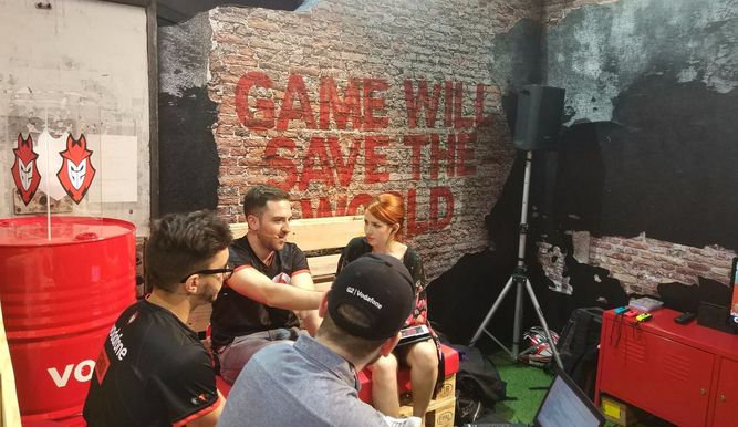 Ocelote en el stand de Vodafone durante Gamergy