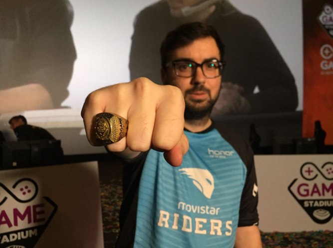 Neptuno, enseñando su anillo de campeón