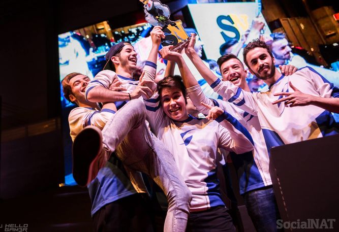 Sammy con el equipo de Spirit Gaming