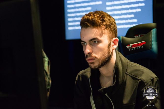 Sammy jugando con Riders en la CWL