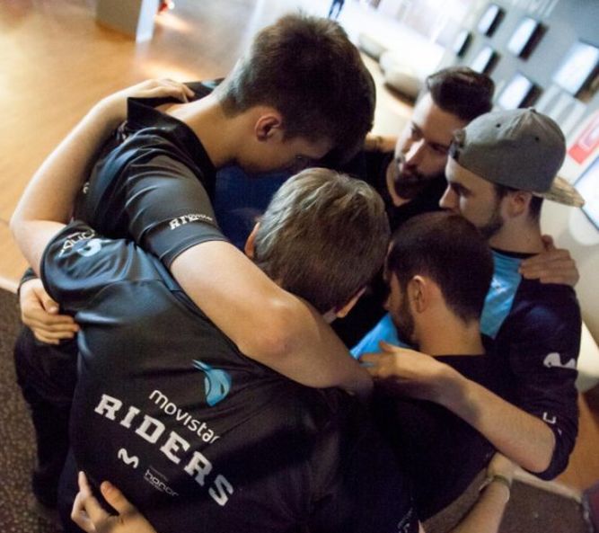El equipo de CoD de Movistar Riders, concentrados