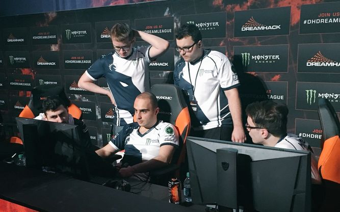 Kuroky, mente pensante de Team Liquid, junto a sus compañeros