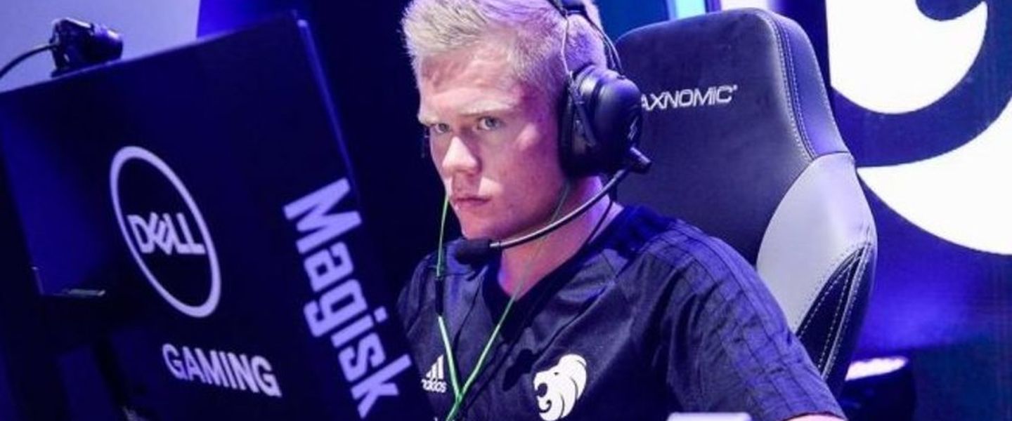 North sienta a Magisk en el banquillo