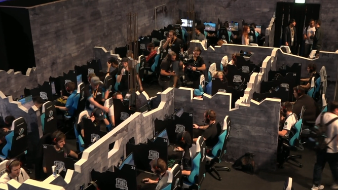 Todos los jugadores reunidos en una gran arena en la feria alemana de Gamescom