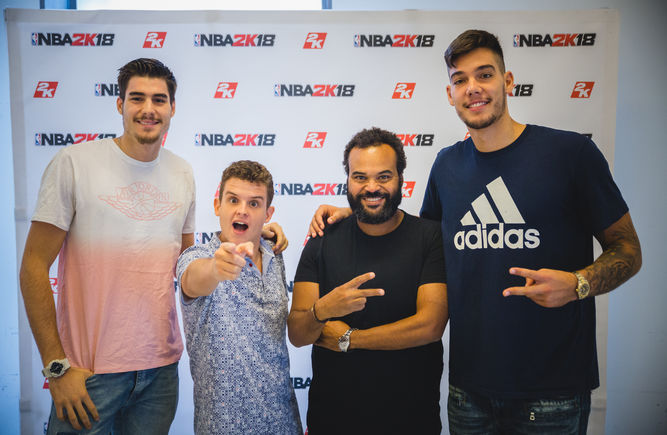 Los hermanos Hernangómez, Arkano y Carlos Jean, en la presentación de NBA 2K18