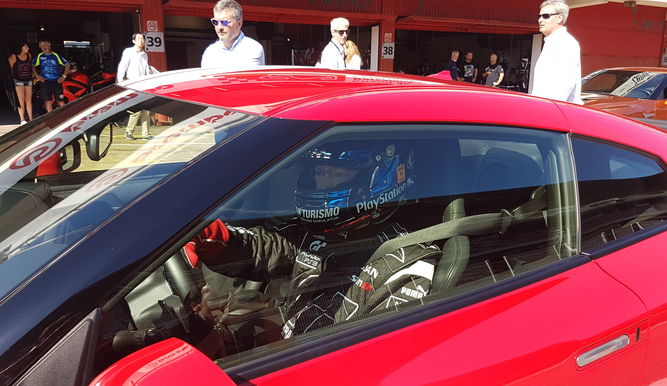 Yamauchi, a bordo de un Nissan GTR Nismo