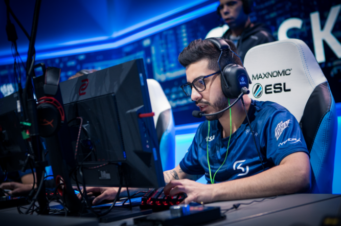 Coldzera, concentrado ante los potentes ninjas.