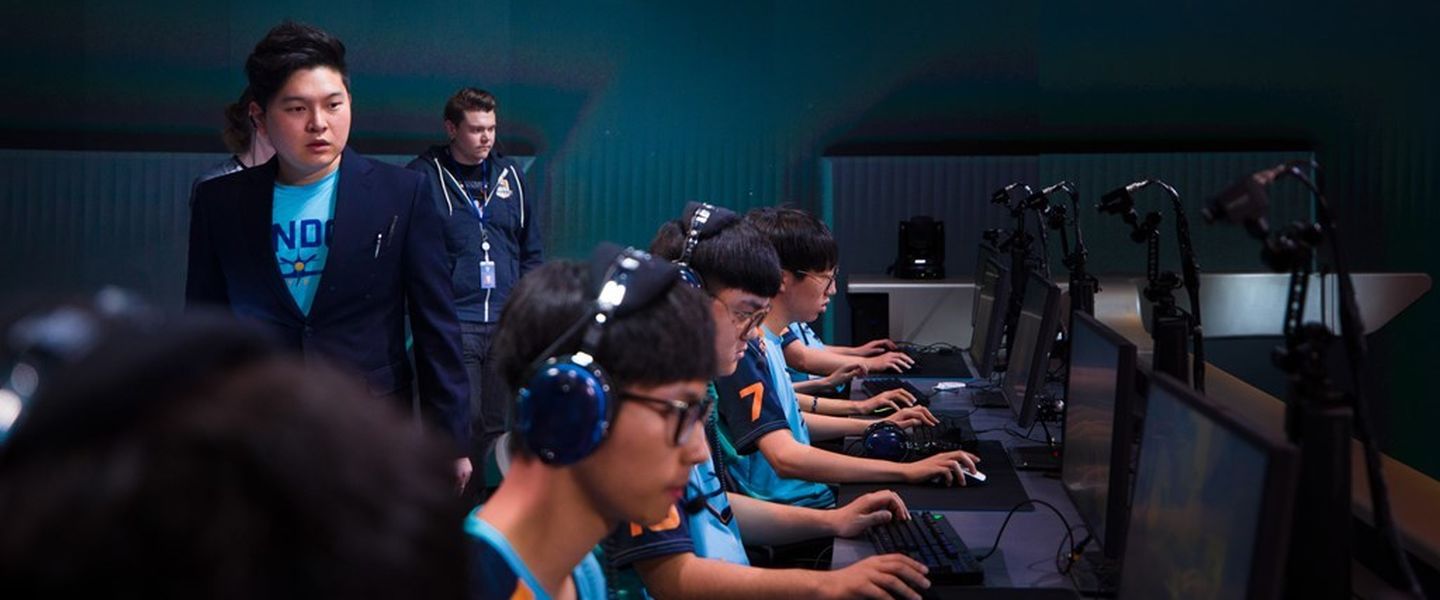 The_London_Spitfire_take_the_stage_for_the_first_match_of_Day_2_-_Dec._7_2017[1]
