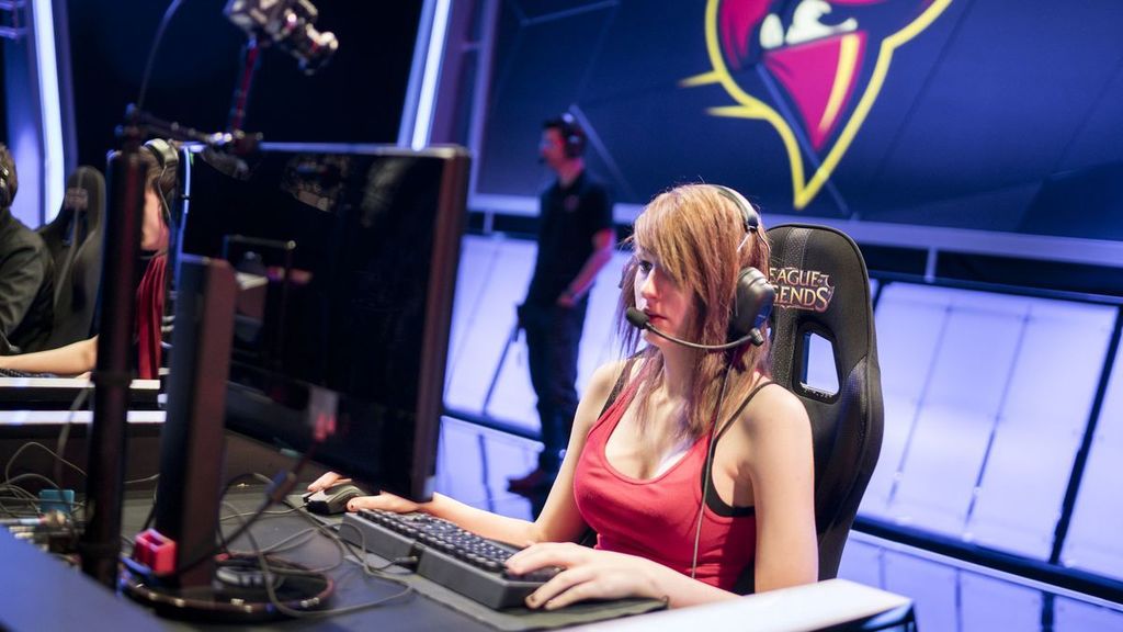 Maria "Remilia" Creveling - League of Legends | Una de las primeras mujeres en hacerse un hueco en esports colectivos al más alto nivel. Fue con Renegades en la LCS de Norteamérica, una experiencia complicada que le hizo abandonar su posición debido a problemas de ansiedad.