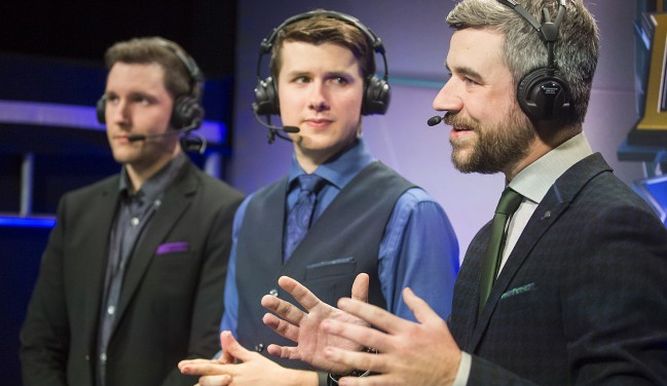 Comentaristas y analistas de League of Legends durante la retransmisión de un partido