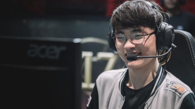 El coreano Faker, el mejor jugador del mundo, juega en la calle central.