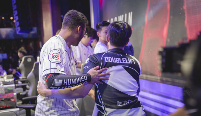 Aphromoo y Doublelift, se saludaron tras la final