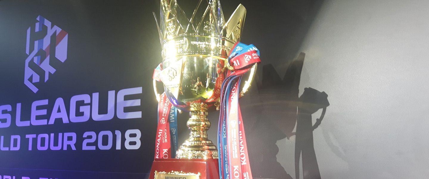 El trofeo de campeón del mundo de PES 2018