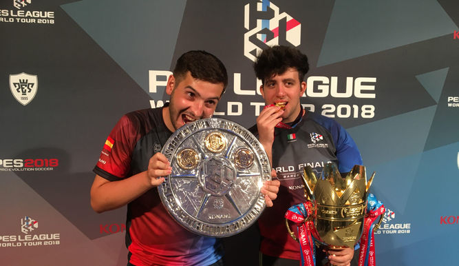 Ettorito97 (d) y AlexAlguacil (i), con sus trofeos.