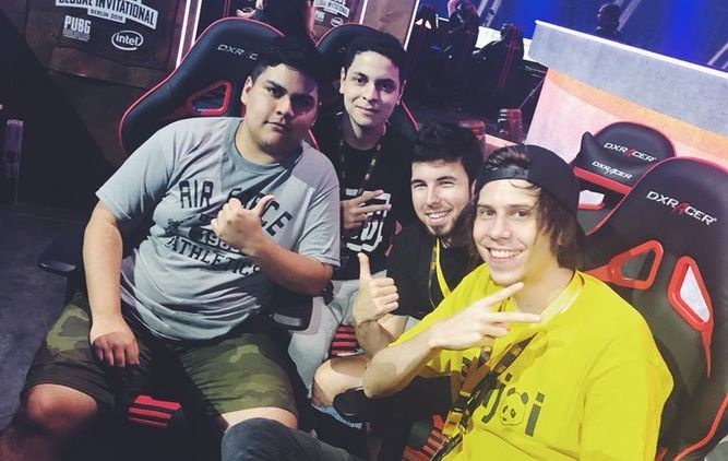 Savage formó equipo junto a dos de las mayores personalidades de Internet en el evento caritativo.