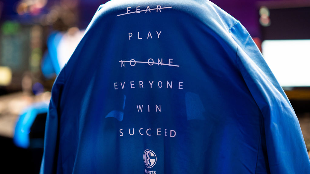 Schalke 04 porta en sus camisetas mucho más que un nombre, una motivación