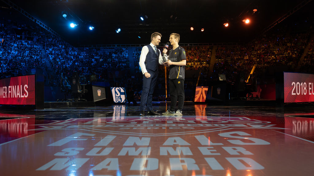 Con todo Vistalegre coreando su nombre, Caps levantó el premio al mejor jugador de la temporada de verano