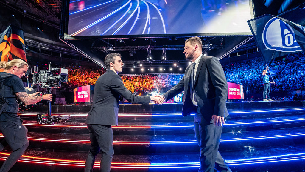 Los entrenadores se saludaron antes de la fase de picks y bans