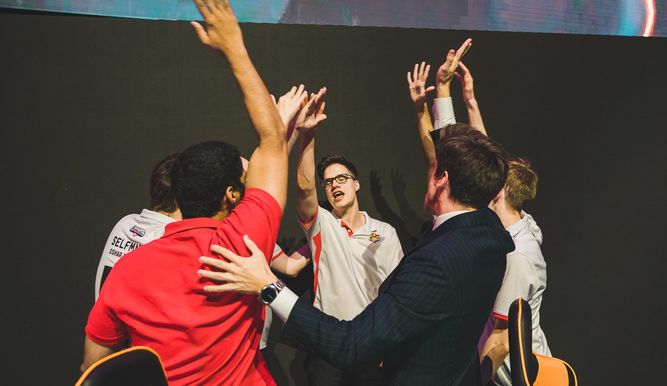Araneae junto a sus jugadores tras ganar la SLO