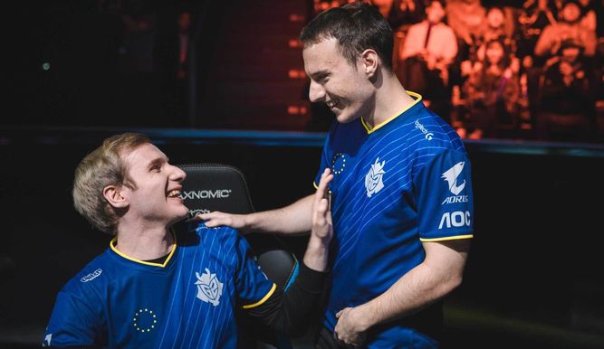 Martin 'Wunder' Hansen y Luka 'Perkz' Perkovic durante el Play-In.