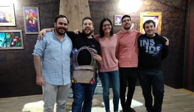 De izquierda a derecha: Dalesom, AKAWonder, Elena, Riku97 y Jac0c0.