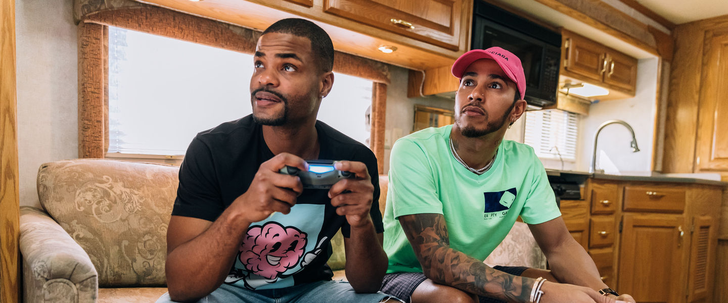 El piloto de Fórmula 1 Lewis Hamilton aparca el monoplaza para jugar a FIFA 19