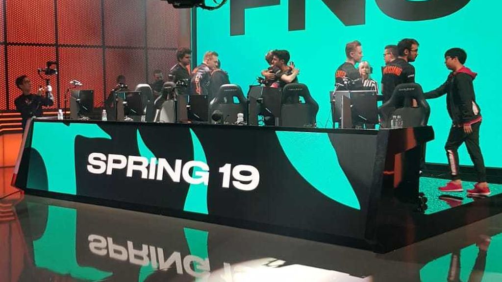 Werlyb y Nemesis se abrazan tras la victoria de SK Gaming ante Fnatic