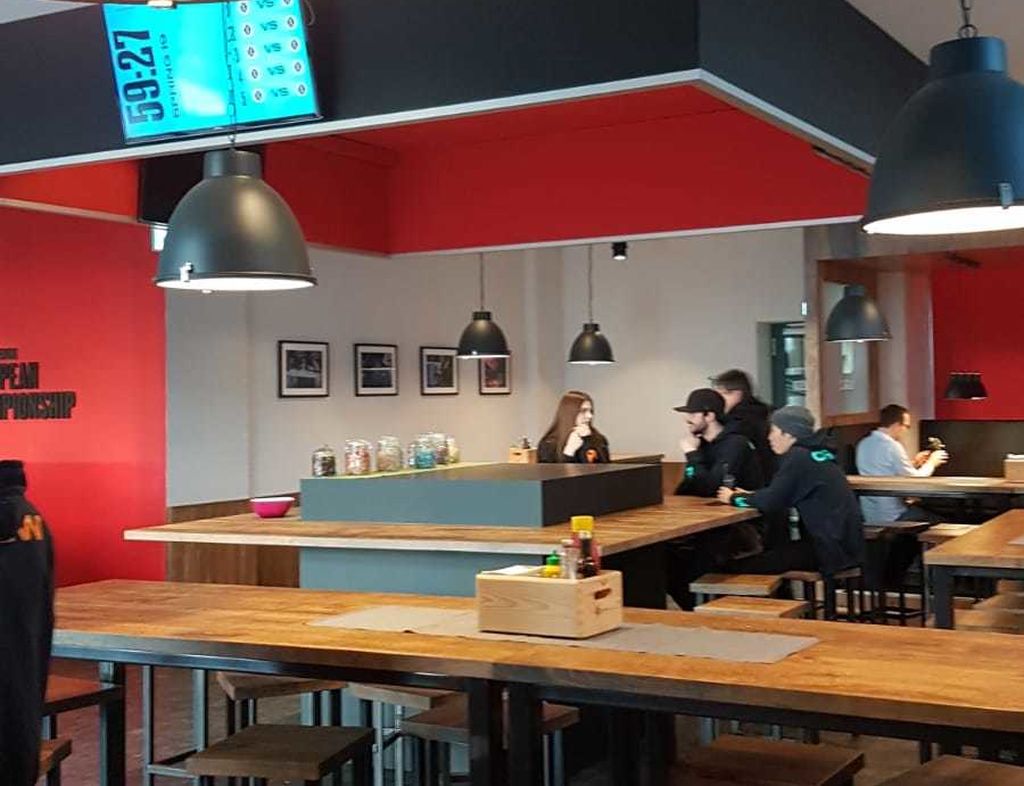 Con varias pantallas en el comedor, los jugadores pueden ver las partidas mientras toman algún snack