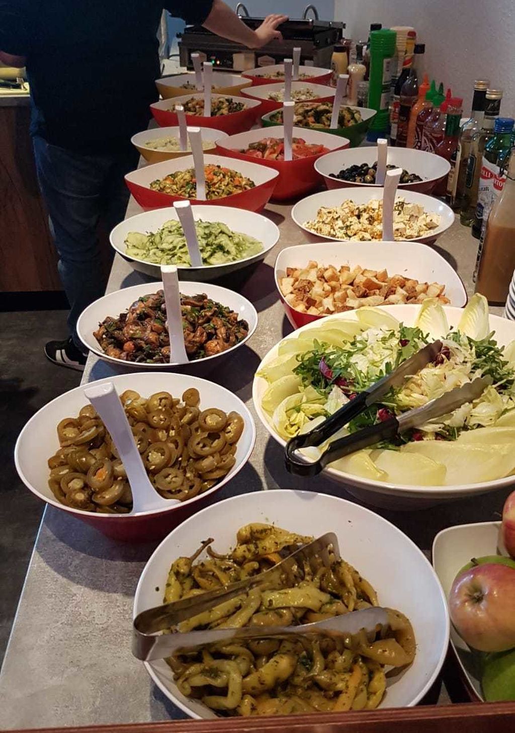 El menú lo prepara una empresa de catering pensando en ofrecer comida variada y saludable