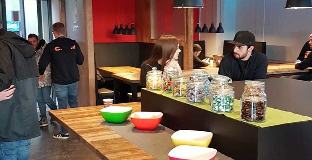 Aparte de la esta comida saludable, también hay otros snacks para los jugadores