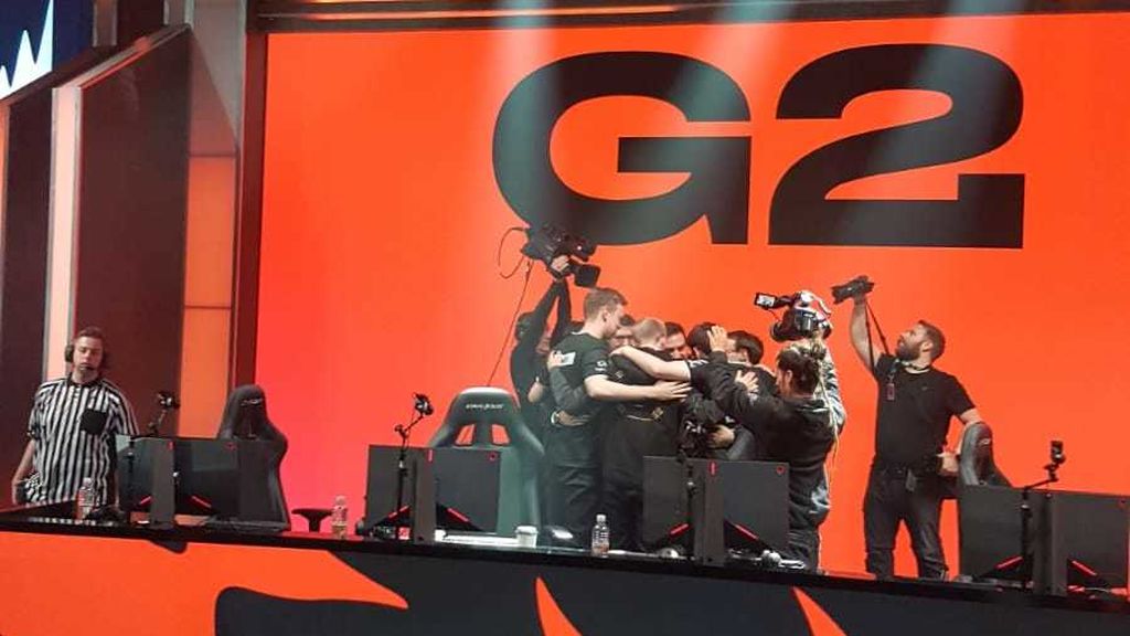 Tras su gran victoria, los chicos de G2 celebraron este triunfo con el staff