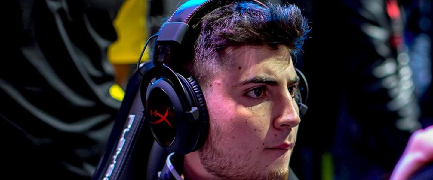 Un jugador de simracing destroza a profesionales del motor