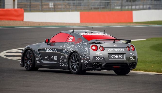 El Nissan GT-R/C durante su demostración en Silverstone