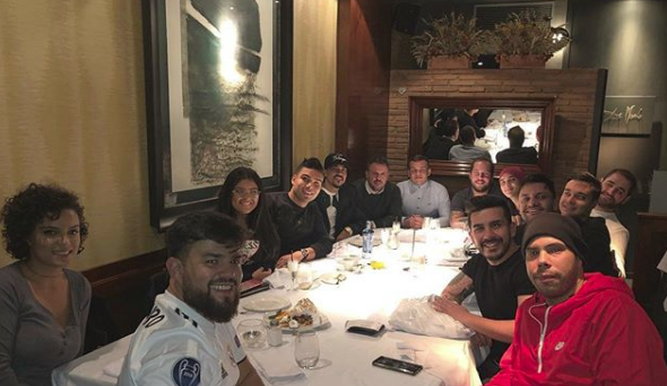 Casemiro cenando con algunos jugadores de MIRB