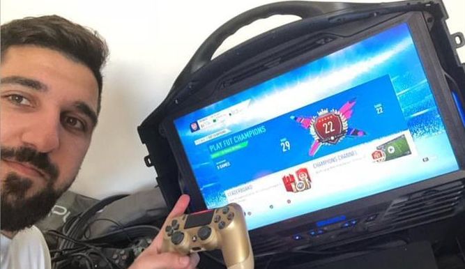 Moanes Dabour jugando al FIFA 19