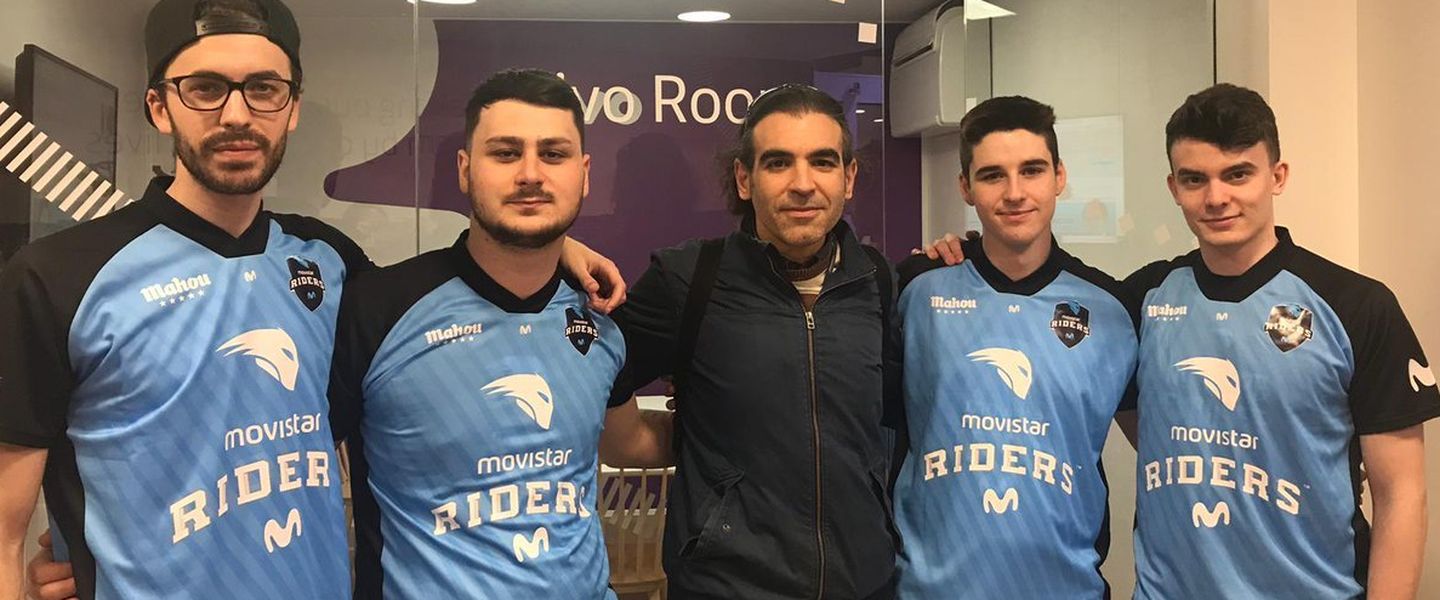 Jugadores de Call of Duty de Movistar Riders junto a Chema Alonso, CDO de Telefónica