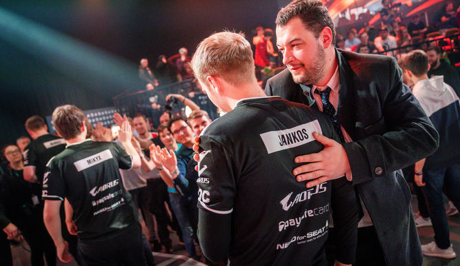 André Guilhoto saludó a los jugadores de G2 Esports tras su victoria ante Vitality