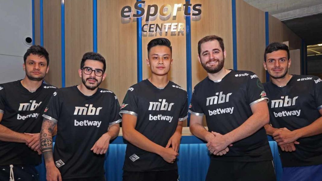 Fer (izquierda) junto al resto de MIBR