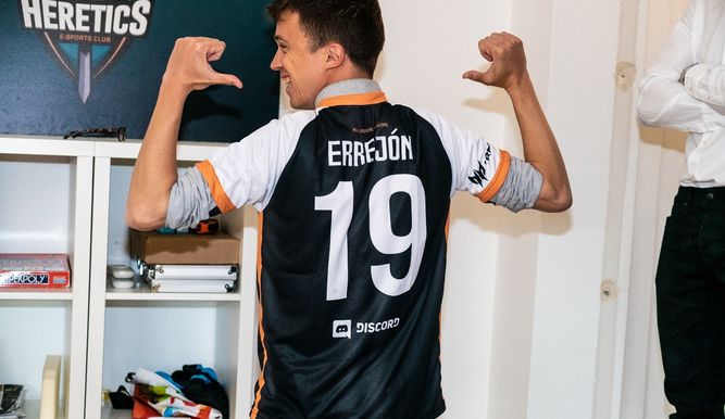 Íñigo Errejón posa con la camiseta de Team Heretics