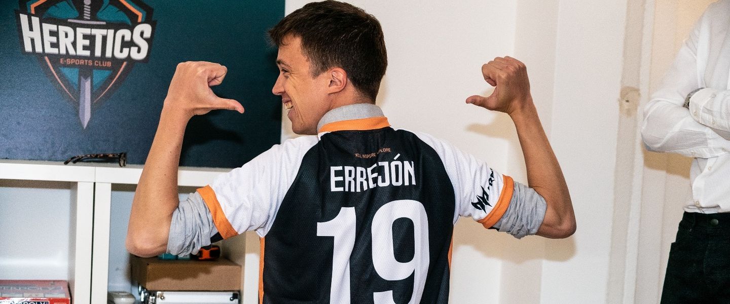 Íñigo Errejón posa con la camiseta de Team Heretics