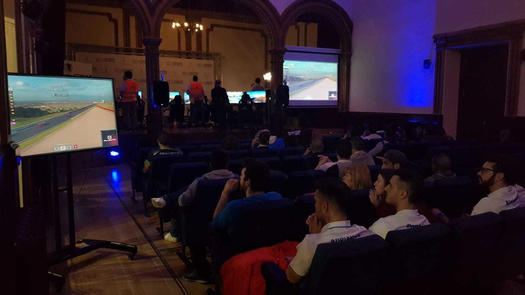 Poco a poco, el pabellón se fue llenando para disfrutar de la emoción de las finales de Mundo GT
