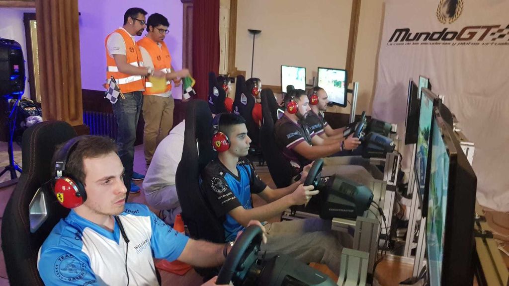 Los pilotos en acción sobre el escenario de Ourense ICC Week