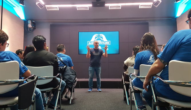 Una charla durante las finales de eSports Unificados