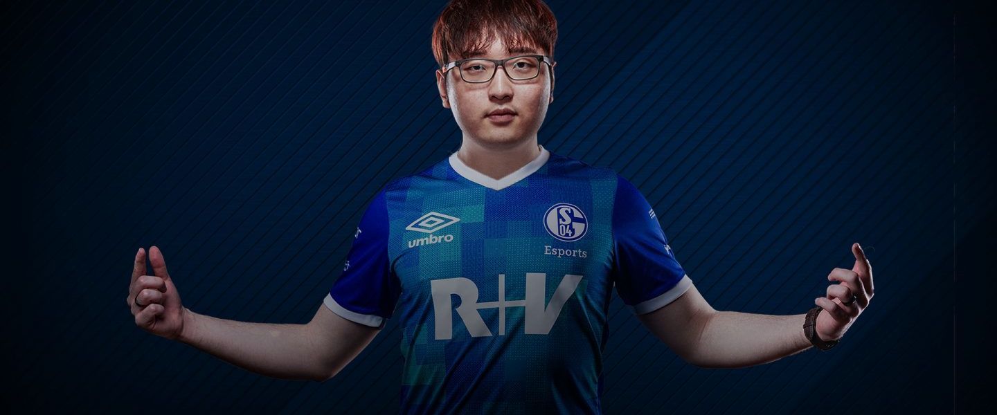 Trick posando con la camiseta del Schalke 04