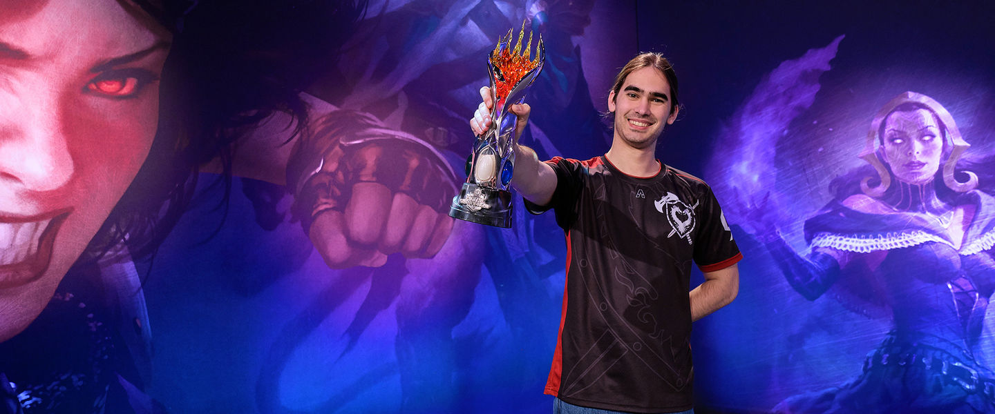 Eli Loverman con el trofeo de campeón
