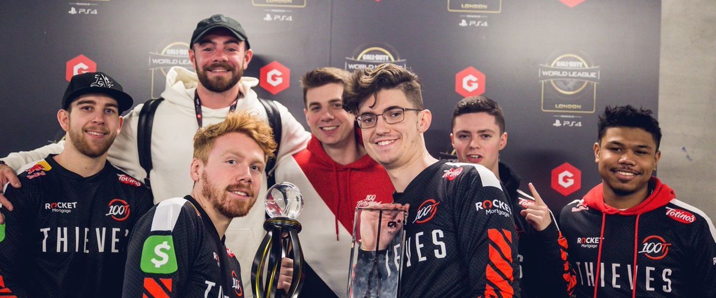 100 Thieves posa con el trofeo de CWL Londres