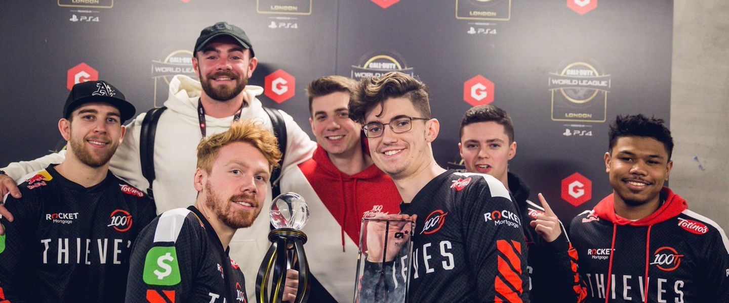 100 Thieves posa con el trofeo de CWL Londres