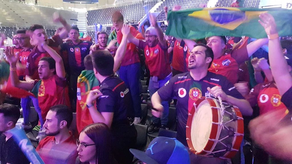 Los jugadores de Giants saludaron a estos hinchas antes de que comenzase la serie